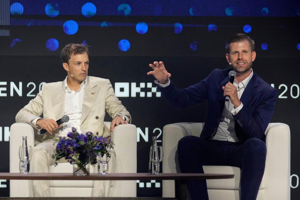 Gründer wie Präsidentensohn Eric Trump (rechts im Bild) dürfen ihre WLFI-Bestände vorerst nicht verkaufen. (Archivbild) - Foto: Altaf Qadri/AP/dpa