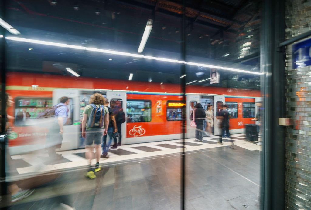 Pendeln gehört für Studenten oft zum Alltag. (Symbolbild) - Foto: Andreas Arnold/dpa
