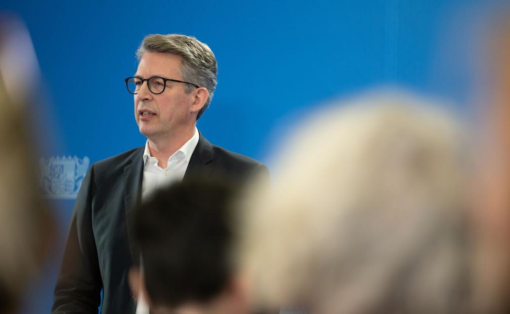 Bayern Kunstminister Markus Blume will mit der Rückgabe der Werke einen «Versuch der Wiedergutmachung in Richtung der Opfer» unternehmen. (Archivbild) - Foto: Leonie Asendorpf/dpa