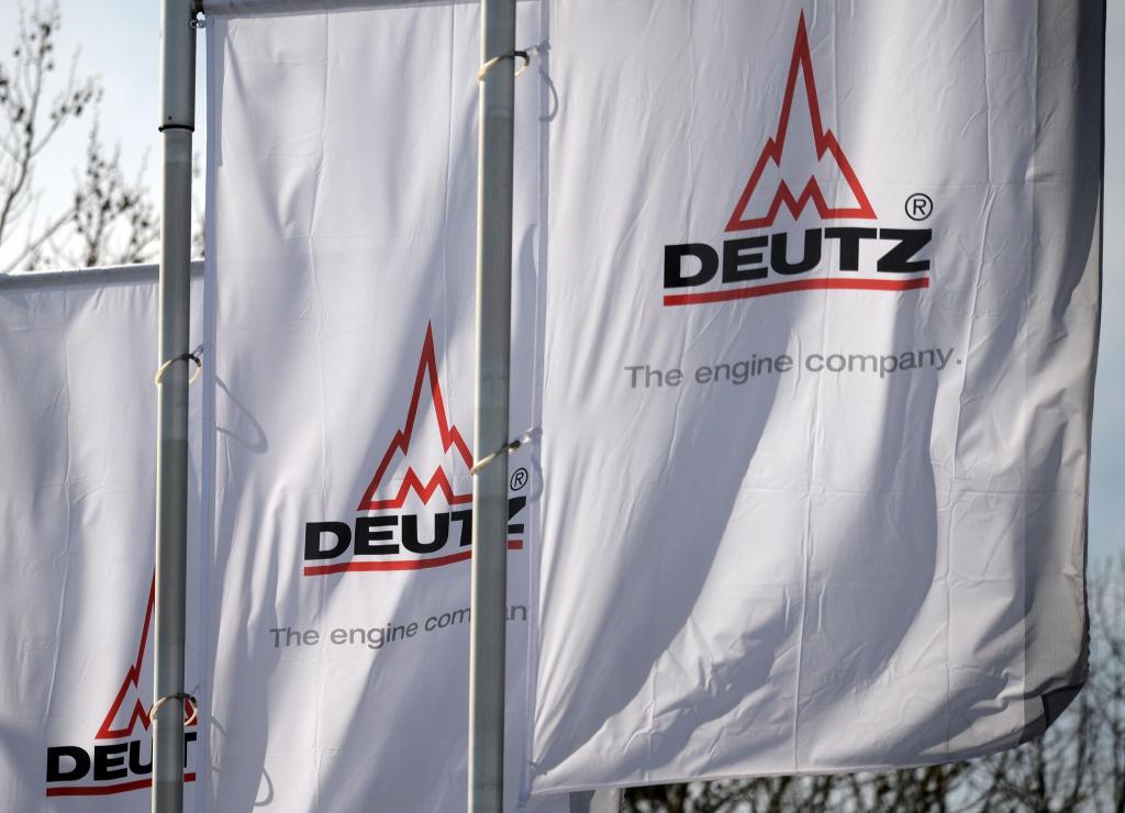 Deutz-Fahnen im Wind - über ihnen am Himmel fliegen bald vielleicht Drohnen, die Komponenten aus firmeneigener Produktion enthalten. - Foto: Henning Kaiser/dpa