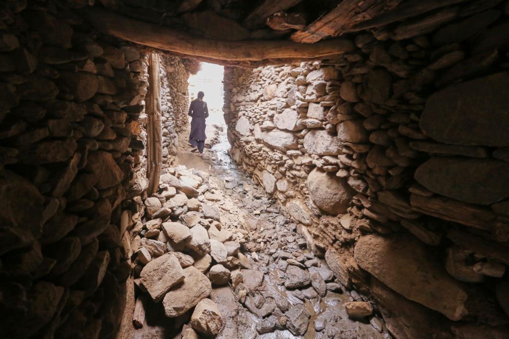 Schwere Zerstörungen gibt es in den Dörfern nach dem Erdbeben in Afghanistan. - Foto: Wahidullah Kakar/AP/dpa