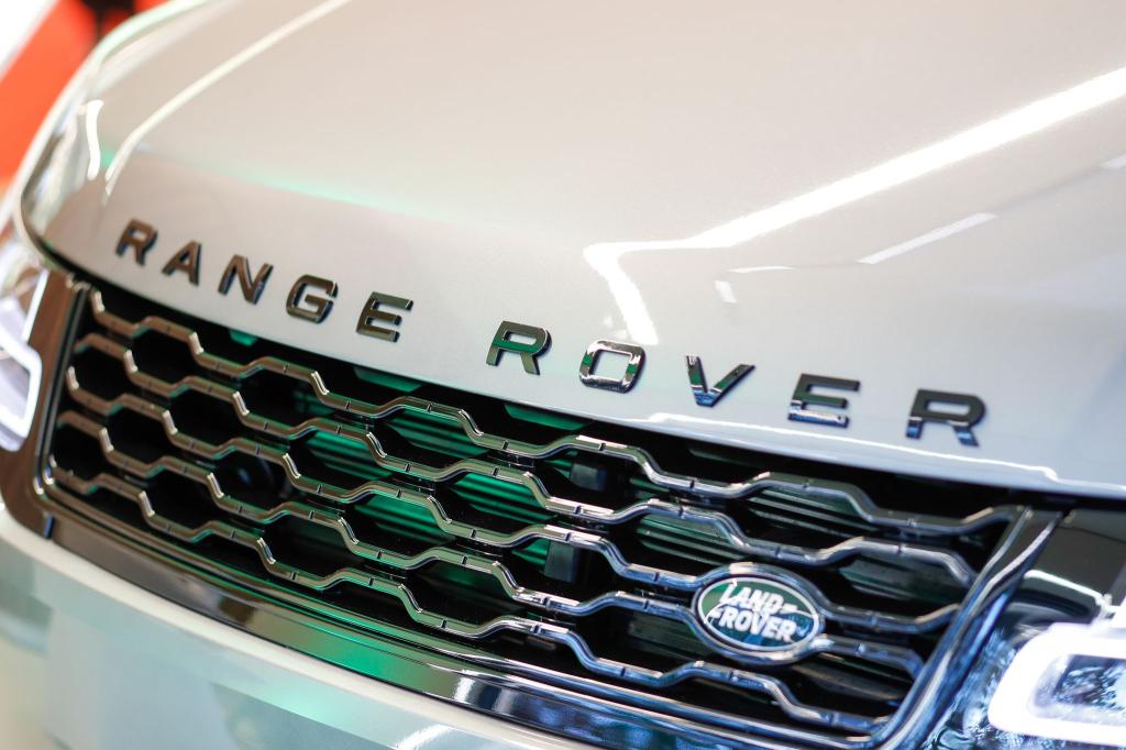 Der britische Autobauer Jaguar Land Rover muss wegen einer Cybertattacke schwere Störungen bei Produktion und Verkauf hinnehmen. - Foto: Gerald Matzka/dpa-Zentralbild/dpa