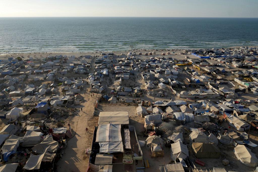 Ein behelfsmäßiges Zeltlager für vertriebene Palästinenser nahe Gaza - Foto: Jehad Alshrafi/AP/dpa