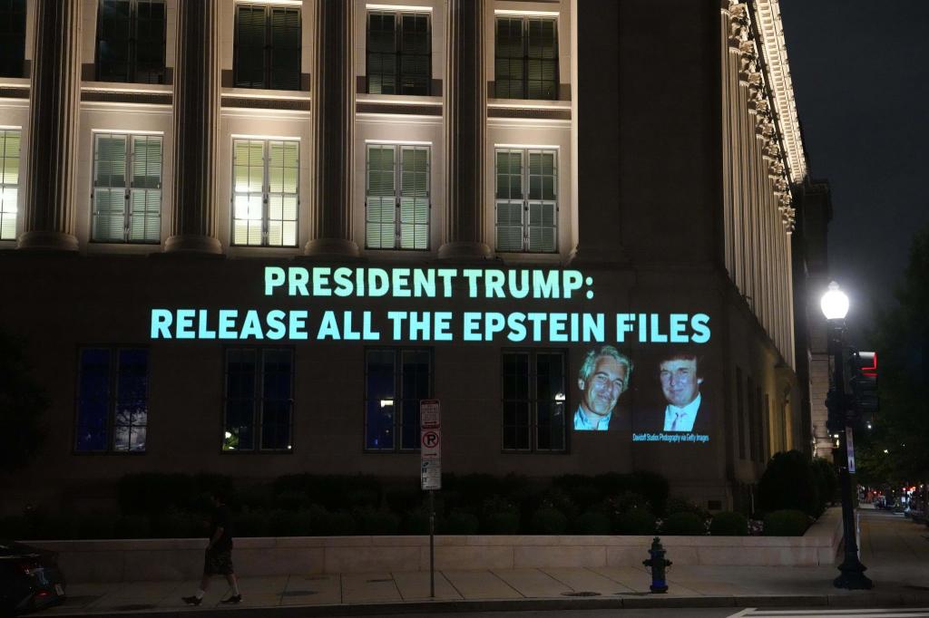 In den vergangenen Monaten gab es viel Druck auf den US-Präsidenten, die Epstein-Akten offenzulegen. (Archivbild) - Foto: Andrew Leyden/ZUMA Press Wire/dpa