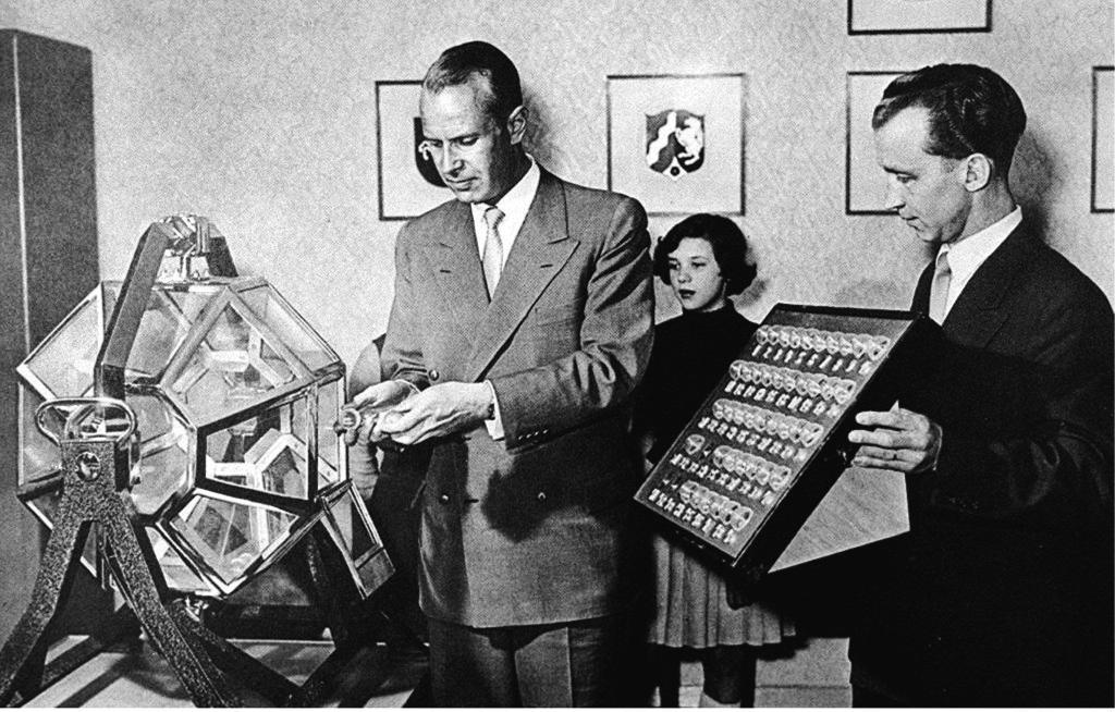 Das Waisenmädchen Elvira Hahn zog die erste Kugel in der Geschichte des erfolgreichen Glücksspiels «6 aus 49» - es war ausgerechnet die 13. (Archivbild) - Foto: picture alliance / dpa
