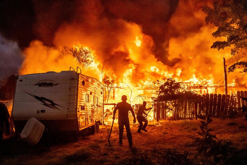 Ein Blitz soll den Brand ausgelöst haben. - Foto: Noah Berger/AP/dpa