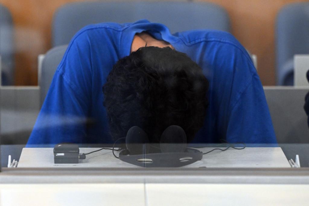 Der Angeklagte verfolgt den Prozess in den ersten Tagen überwiegend mit gesenktem Kopf. (Archivbild) - Foto: Federico Gambarini/dpa
