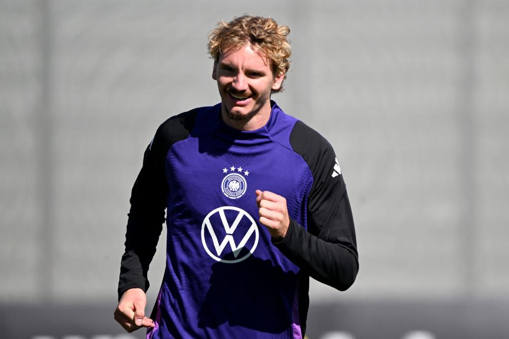 Nick Woltemade ist nach einem wilden Sommer guter Laune. - Foto: Federico Gambarini/dpa