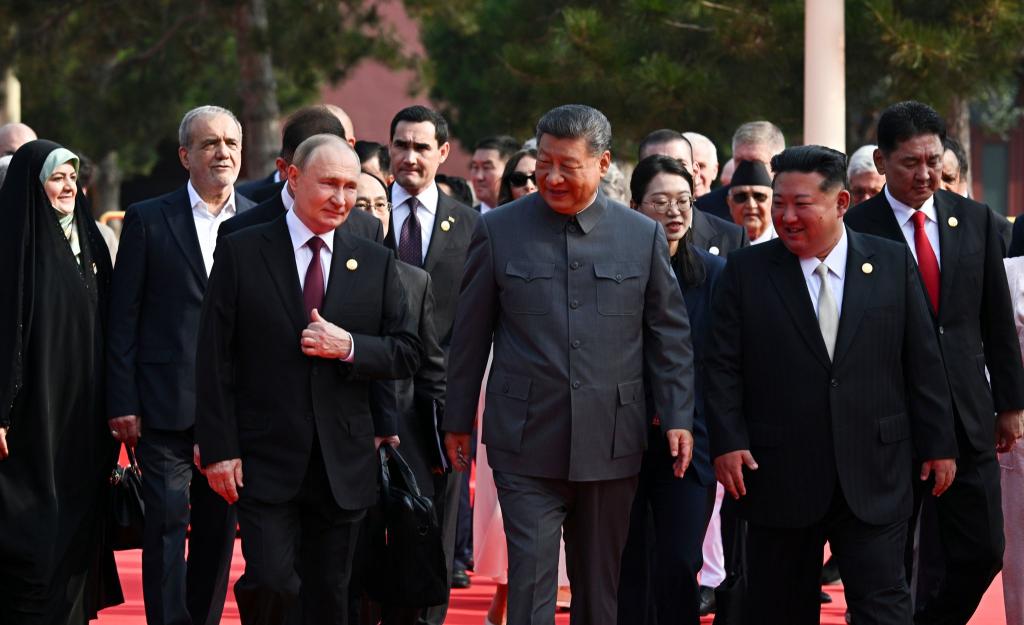 Der russische Präsident Wladimir Putin, der chinesische Präsident Xi Jinping und der nordkoreanische Machthaber Kim Jong Un kommen zu einer Militärparade anlässlich des 80. Jahrestages der Kapitulation Japans im Zweiten Weltkrieg. - Foto: Sergei Bobylev/Pool Sputnik Kremlin/dpa