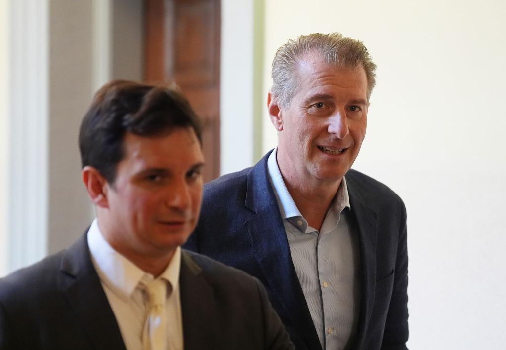 Hensel berichtete (r.) im Gericht über den jahrelangen Sorgerechtsstreit mit seiner Ex-Frau. - Foto: Marcus Brandt/dpa