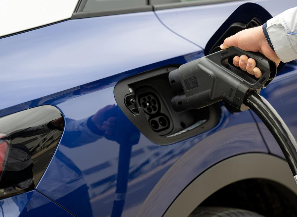 Der Absatz von Elektroautos war auch im August hoch. (Archivbild) - Foto: Hendrik Schmidt/dpa