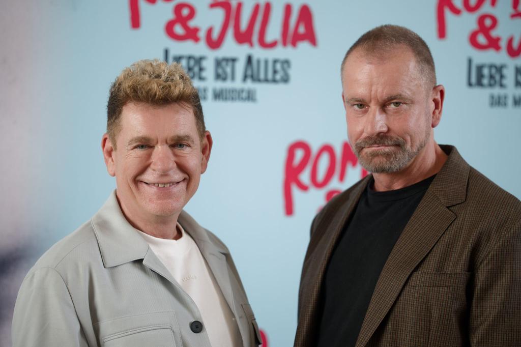 Das Musical «Romeo & Julia – Liebe ist alles» von Peter Plate (links) und Ulf Leo Sommer geht bald auf Tournee. - Foto: Henning Kaiser/dpa