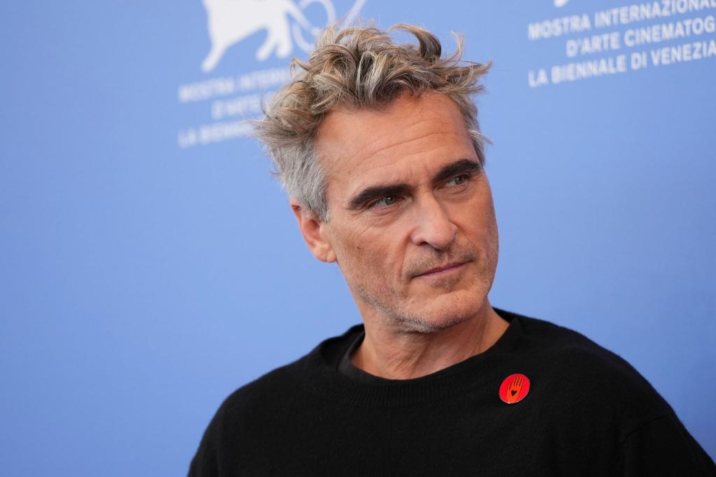 Joaquin Phoenix vor der Pressekonferenz des Films mit einem «Artists4Ceasefire»-Anstecker. - Foto: Scott A Garfitt/Invision/AP/dpa