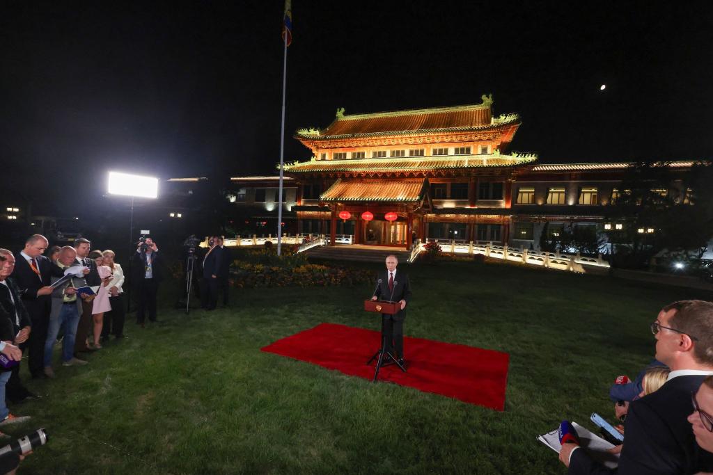 Russland könne seine Ziele in der Ukraine auch militärisch erreichen, sagte Putin bei einer Pressekonferenz in Peking. - Foto: Maxim Shemetov/Pool Reuters/AP/dpa