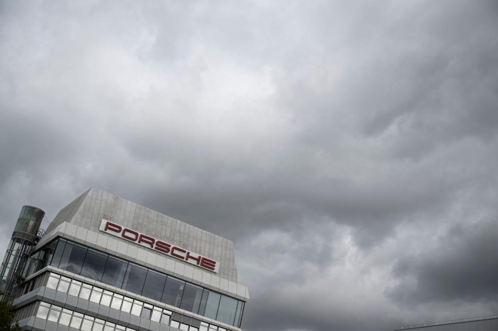 Der Sportwagenbauer Porsche muss die erste deutsche Börsenliga verlassen. - Foto: Marijan Murat/dpa