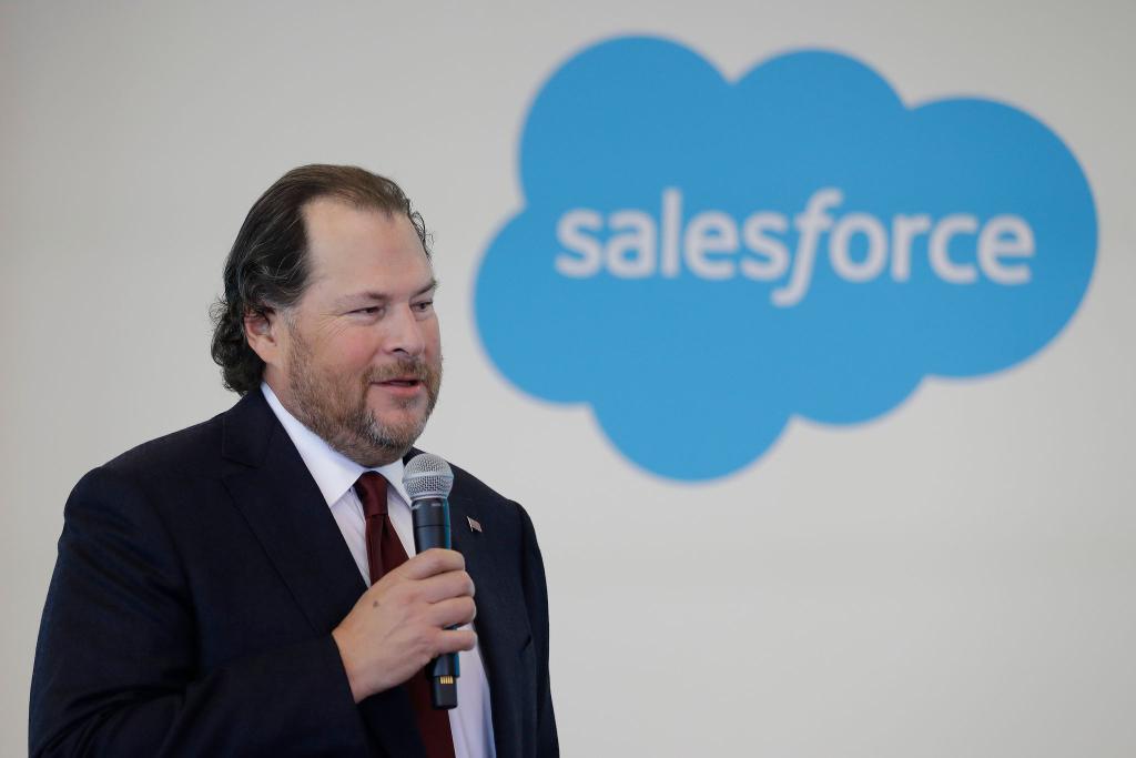 Die Vision von Salesforce-Chef Marc Benioff ist, den Kundendienst mit Hilfe von KI umzukrempeln. (Archivbild) - Foto: Darron Cummings/AP/dpa