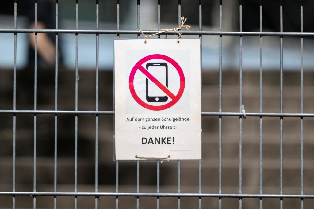 Die Regeln sind unterschiedlich: Manche Schulen haben Handys komplett verbannt, andere sind weniger streng. Ob es flächendeckende Regeln gibt, entscheiden die Bundesländer selbst. (Symbolbild) - Foto: Marijan Murat/dpa