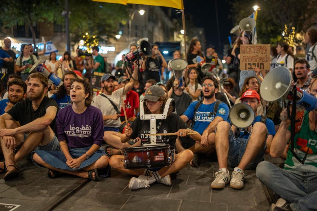 Erneut fordern Demonstranten in Israel von ihrer Regierung ein Abkommen zur Beendigung des Krieges. - Foto: Ilia Yefimovich/dpa