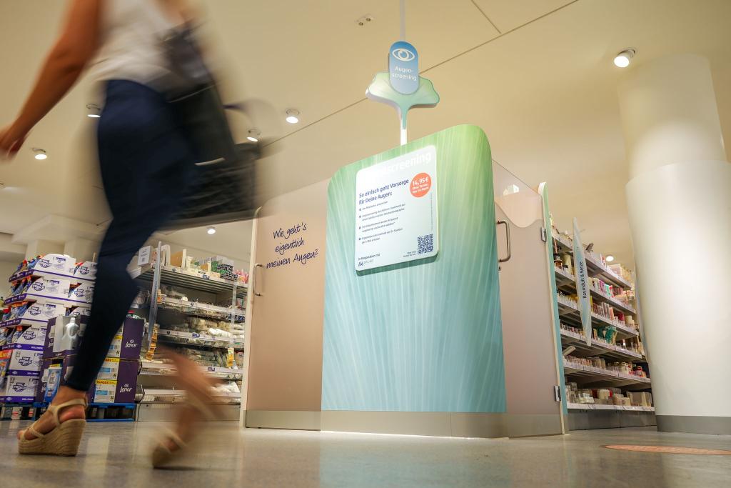 Ärzteverbände kritisieren die neuen Gesundheitsdienstleistungen der Drogeriemarktkette. - Foto: Christoph Reichwein/dpa