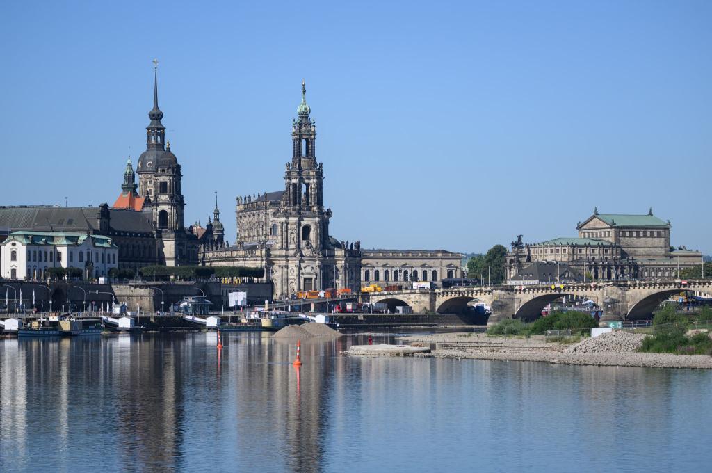 Der Abriss der im vergangenen Jahr teils eingestürzten Spannbetonbrücke kostet die Stadt nach eigenen Schätzungen rund 32 Millionen Euro - deutlich mehr als bislang angenommen. (Archivbild) - Foto: Robert Michael/dpa