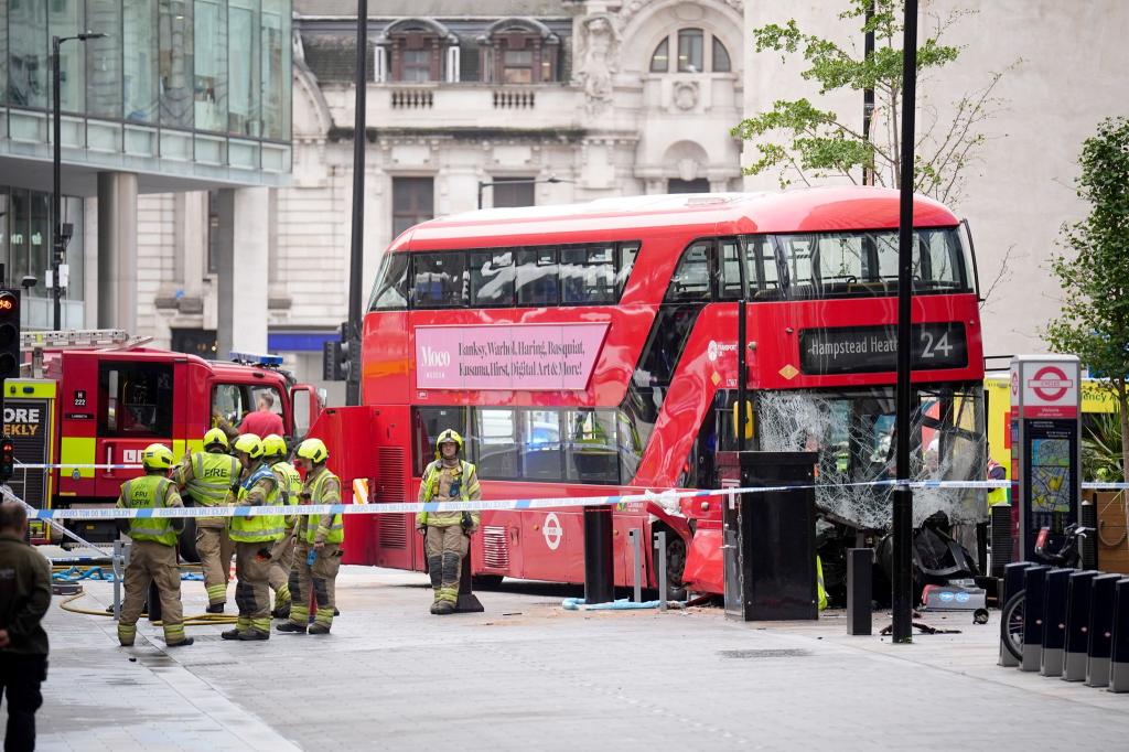 Mehrere Menschen wurden verletzt, als der Bus nahe dem Bahnhof Victoria Station von der Straße abkam. - Foto: James Manning/PA Wire/dpa