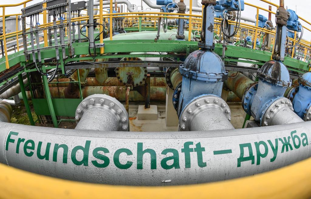 Über die Pipeline Druschba wird die Raffinerie PCK mit Öl aus Kasachstan beliefert. (Archivbild) - Foto: Patrick Pleul/dpa-Zentralbild/dpa