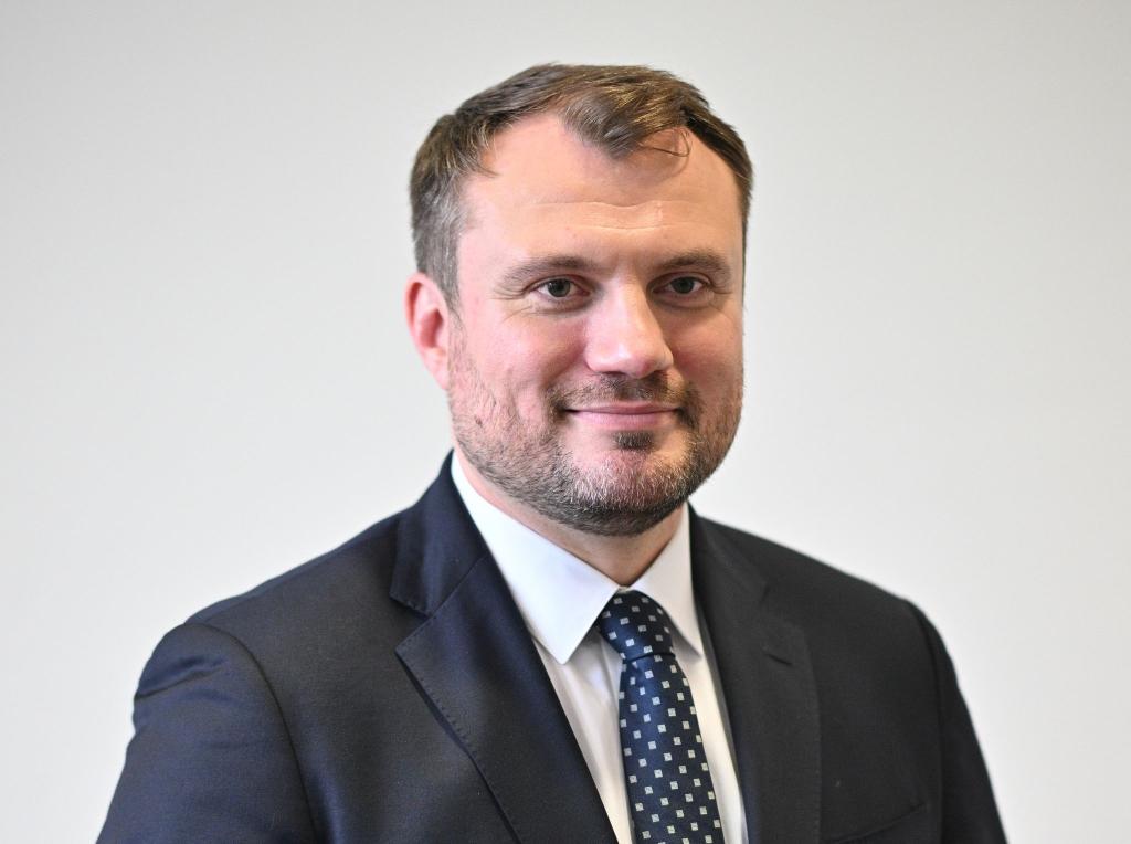Brandenburgs Wirtschaftsminister Daniel Keller (SPD) wirbt mit einer neuen Kampagne für Zuzüge aus Westdeutschland. (Archivbild) - Foto: Sebastian Christoph Gollnow/dpa