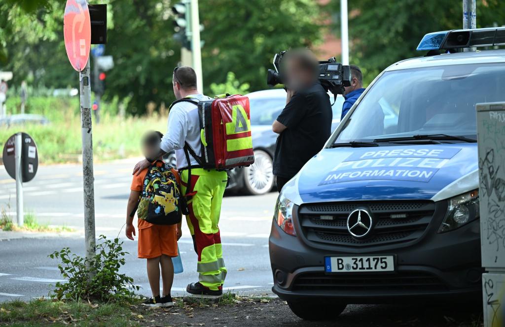 . Ein Auto ist in Berlin-Wedding in eine Menschengruppe gefahren. - Foto: Annette Riedl/dpa
