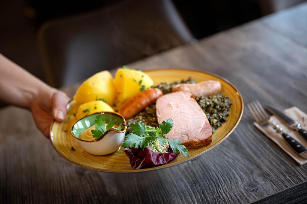 Ob die Gastronomen Steuererleichterungen weitergeben, ist fraglich. (Archivbild) - Foto: Sina Schuldt/dpa