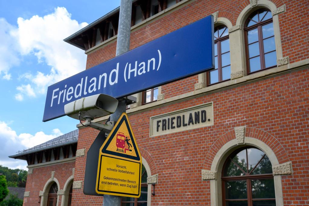 Der Bahnhof Friedland in Südniedersachsen: Hier starb am 11. August eine Jugendliche. (Archivbild) - Foto: Swen Pförtner/dpa