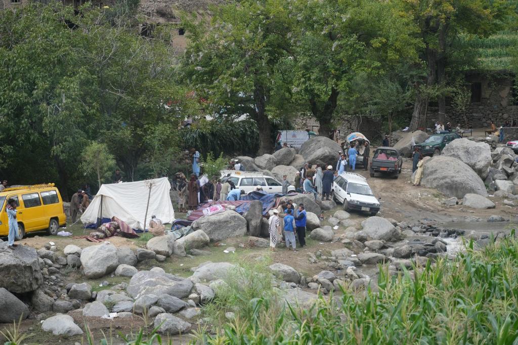 Blick auf ein provisorisches Notunterkunftslager nach dem Erdbeben in der afghanischen Provinz Kunar. - Foto: Li Ang/XinHua/dpa