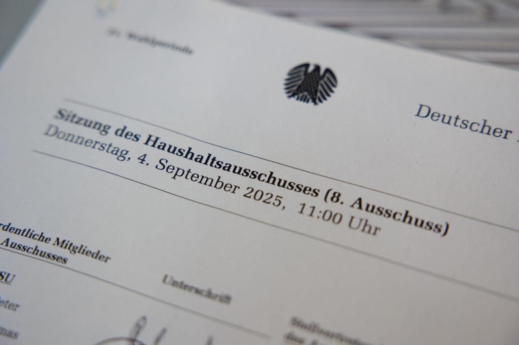 Die wichtigsten Fragen gelten nach der Haushaltsbereinigung als geklärt. Die Haushälter gehen dabei alle Einzeletats durch und lassen die Ministerinnen und Minister vorsprechen. - Foto: Joerg Carstensen/dpa