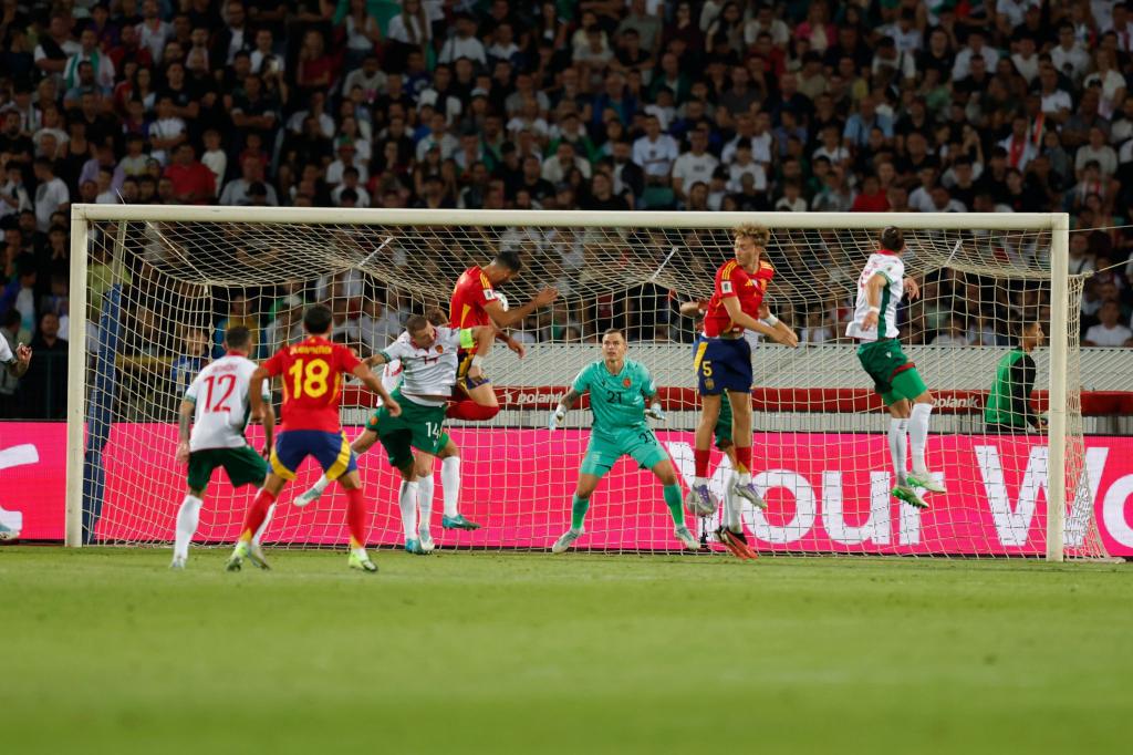 Spanien gewinnt souverän das Auftaktspiel in Bulgarien. - Foto: Tony Uzunov/AP/dpa