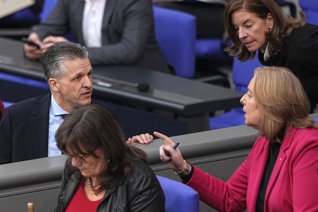 Wie schnell soll es gehen mit der Reform des Bürgergelds? Kanzleramtsminister Frei (CDU) meint, Arbeitsministerin Bas (SPD) sollte schon «in den nächsten Tagen» liefern. (Archivbild) - Foto: Michael Kappeler/dpa