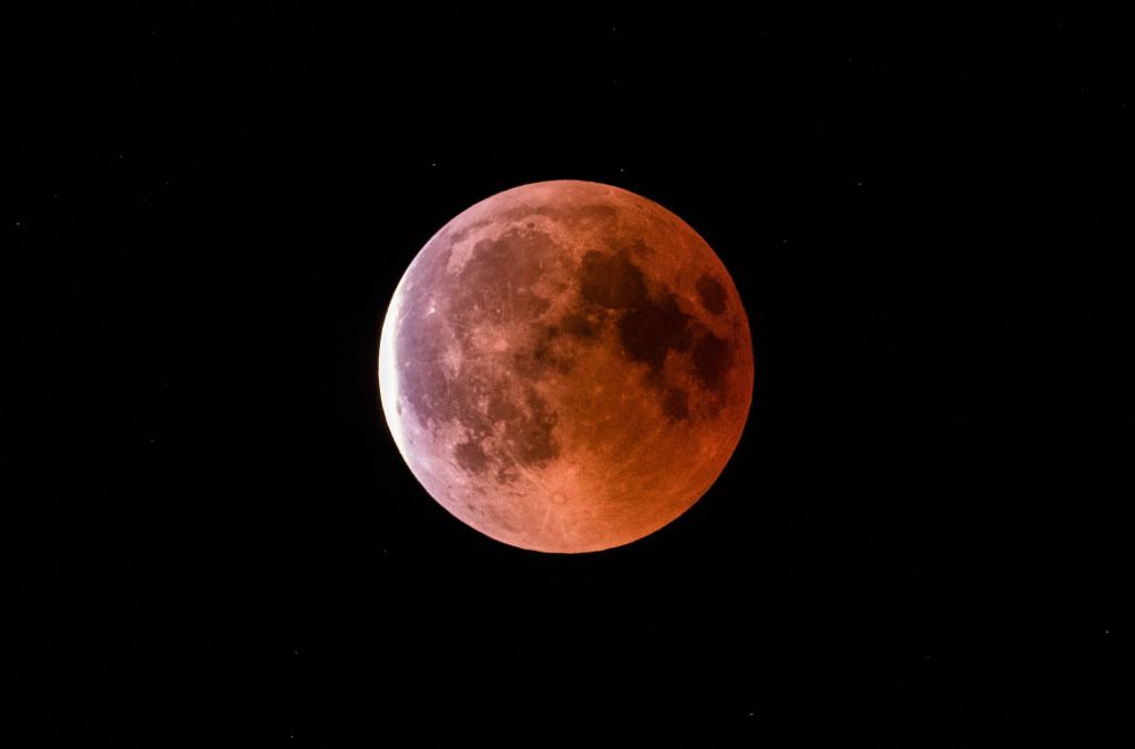 Während einer Mondfinsternis erscheint der Erdtrabant in rötlich-bräunlichen Tönen. (Archivbild) - Foto: Silas Stein/dpa