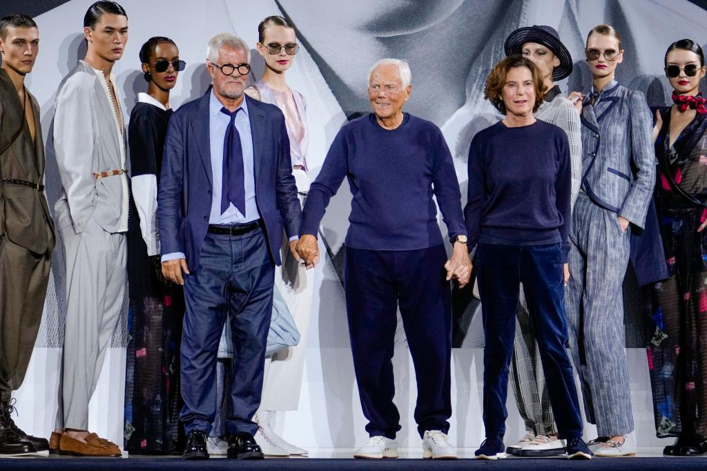 Vergangenes Jahr zeigte sich Armani auf dem Laufsteg mit Leo Dell'Orco und seiner Nichte Roberta. (Archivbild) - Foto: Luca Bruno/AP/dpa