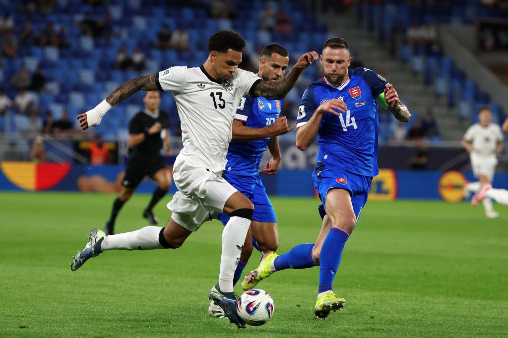 Nnamdi Collins (l) konnte bei seinem Länderspiel-Debüt nicht liefern. - Foto: Christian Charisius/dpa