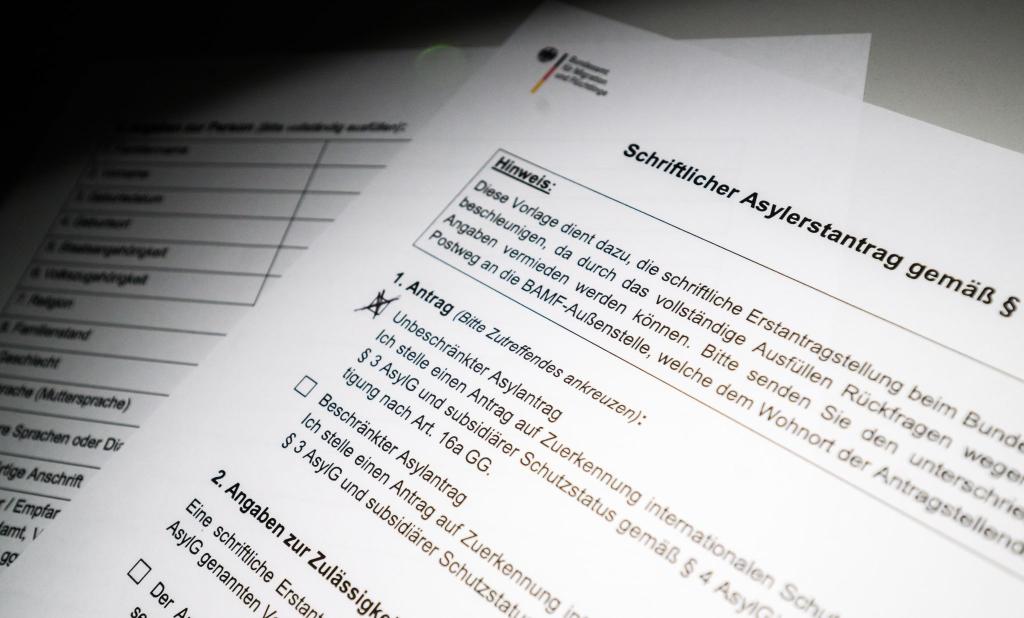 Die Zahl der Asylerstanträge sank im August im Vergleich zum Juli um 5,9 Prozent. (Symbolbild) - Foto: Julian Stratenschulte/dpa