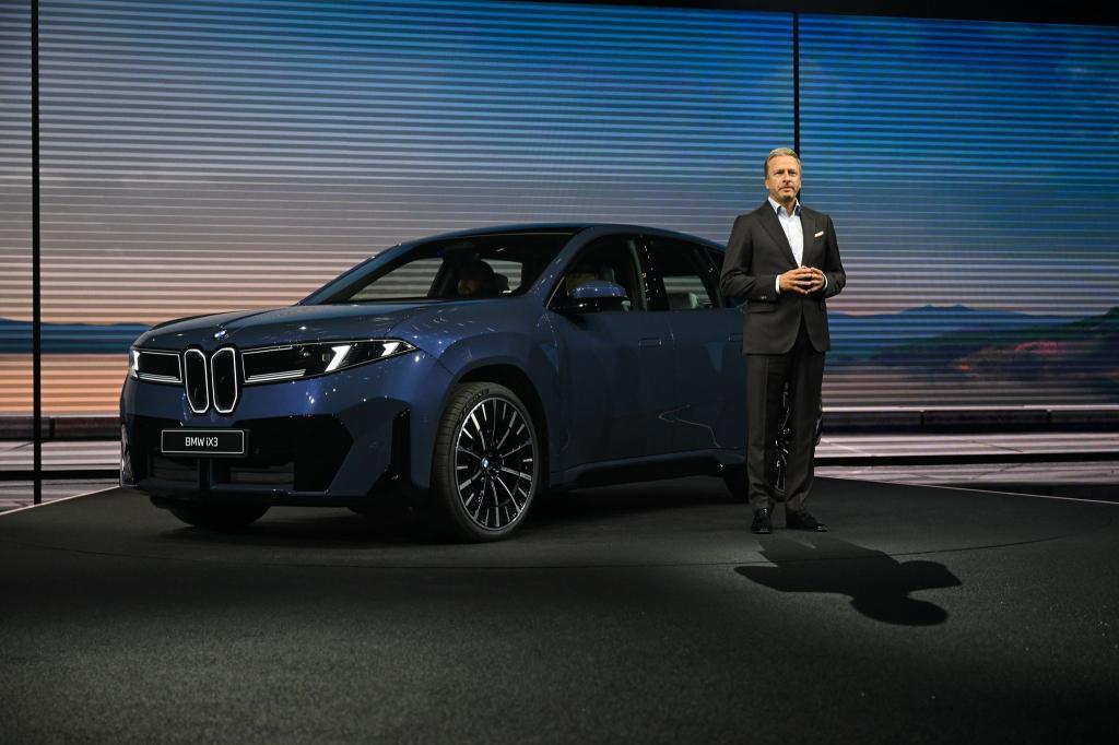 Konzernchef Oliver Zipse greift bei der Vorstellung des BMW iX3 zu Superlativen. - Foto: Sven Hoppe/