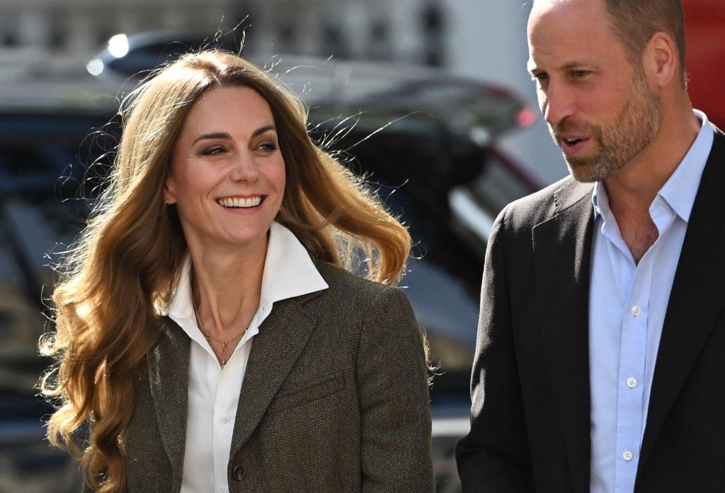 Kate zeigte sich erstmals in der Öffentlichkeit mit blonden Haaren. - Foto: Eddie Mulholland/Pool Daily Telegraph/AP/dpa