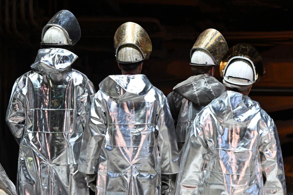 Die Mitglieder der IG Metall bei Thyssenkrupp Steel haben mit großer Mehrheit für einen Sanierungstarifvertrag gestimmt. Er sieht auch massive Lohnkürzungen vor. (Archivbild) - Foto: Federico Gambarini/dpa