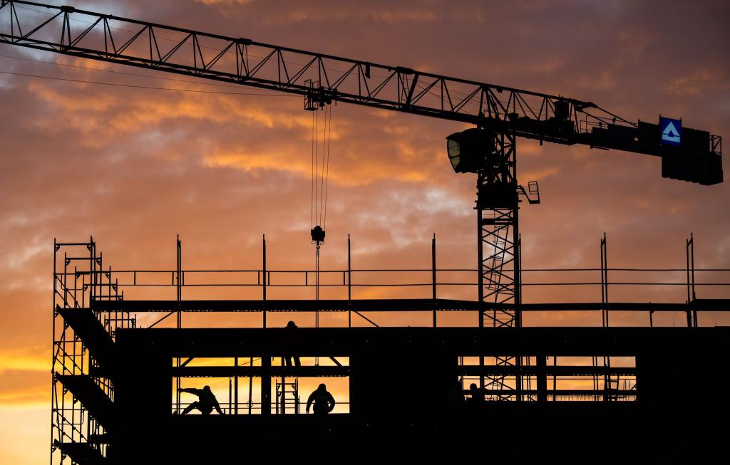 Das DIW sieht Licht in der Krise der deutschen Wirtschaft. (Archivbild) - Foto: Julian Stratenschulte/dpa