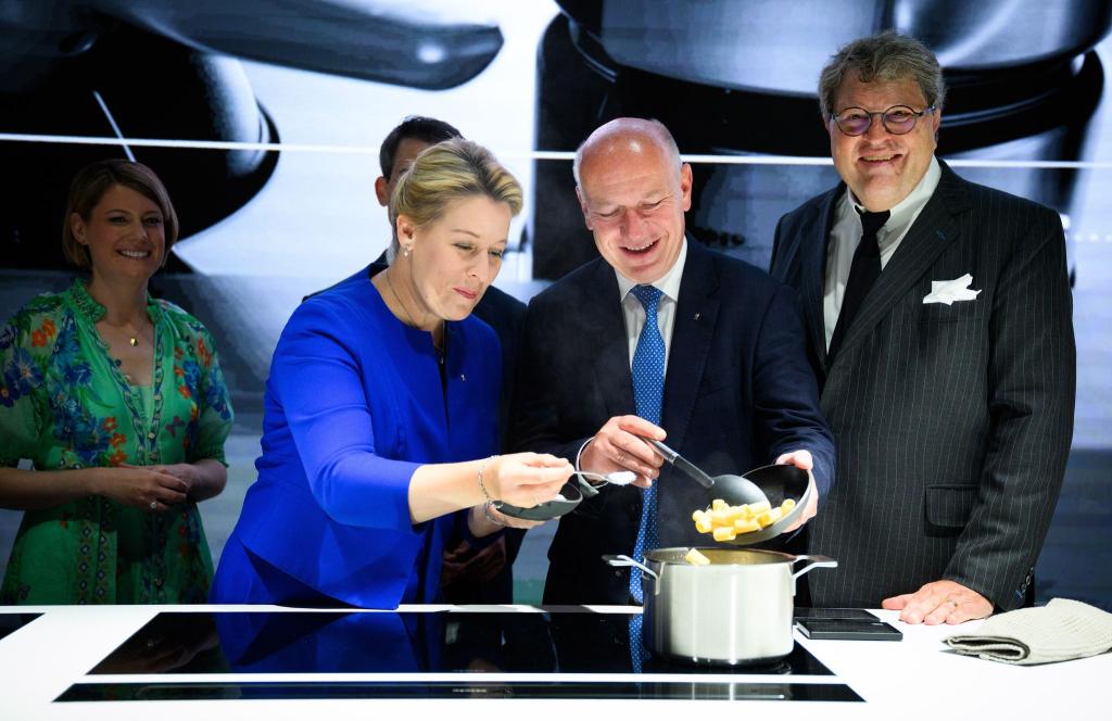 Lassen nichts anbrennen: Berlins Wirtschaftssenatorin Franziska Giffey der Regierende Bürgermeister Kai Wegner. - Foto: Bernd von Jutrczenka/dpa
