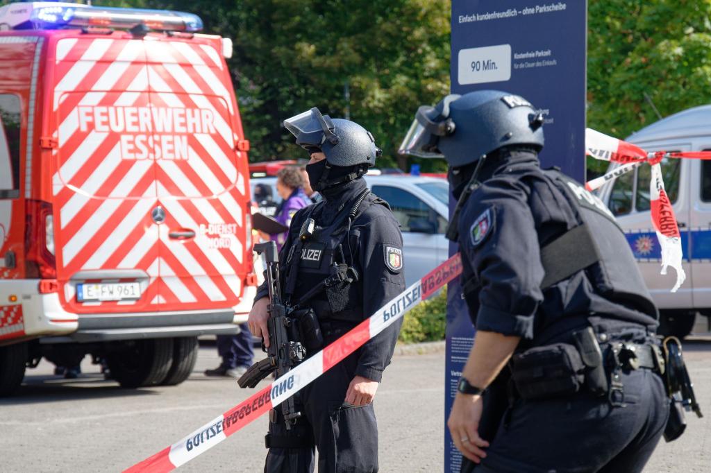 Die Polizei wird zu einem Großeinsatz gerufen. - Foto: Henning Kaiser/dpa