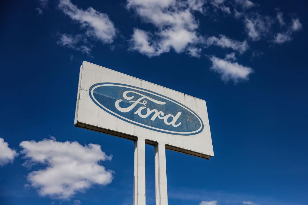 Blauer Himmel bei Sonnenschein - hat Ford nun eine bessere Zukunft? - Foto: Oliver Berg/dpa