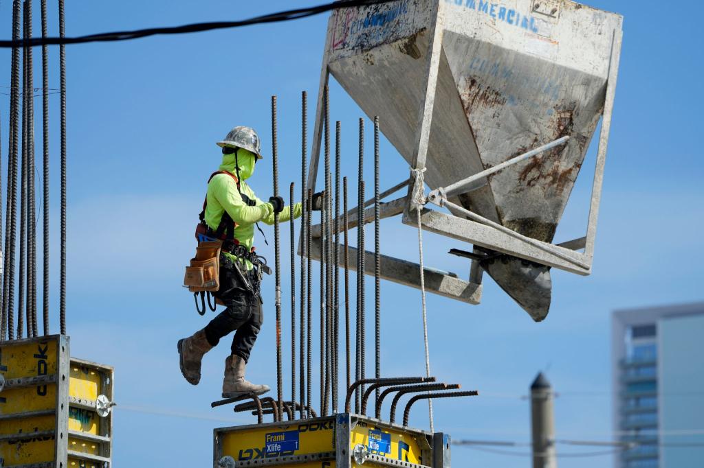Die US-Arbeitslosenquote legte im Monatsvergleich um 0,1 Prozentpunkte auf 4,3 Prozent zu. (Symbolbild) - Foto: Lynne Sladky/AP/dpa