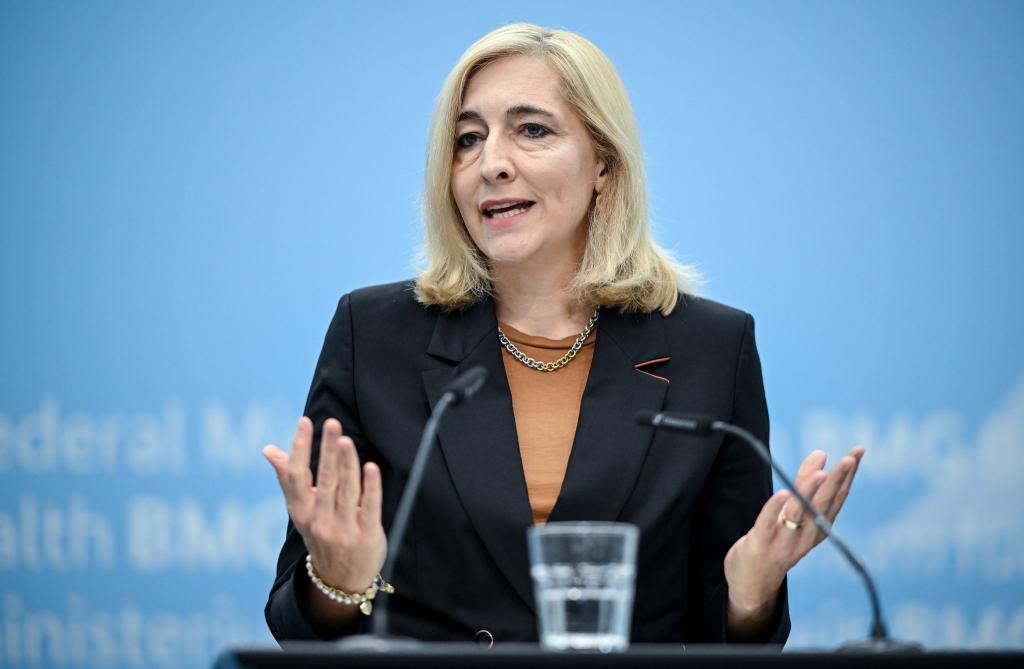Gesundheitsministerin Warken will die Kassenbeiträge noch stabilisieren. - Foto: Britta Pedersen/dpa