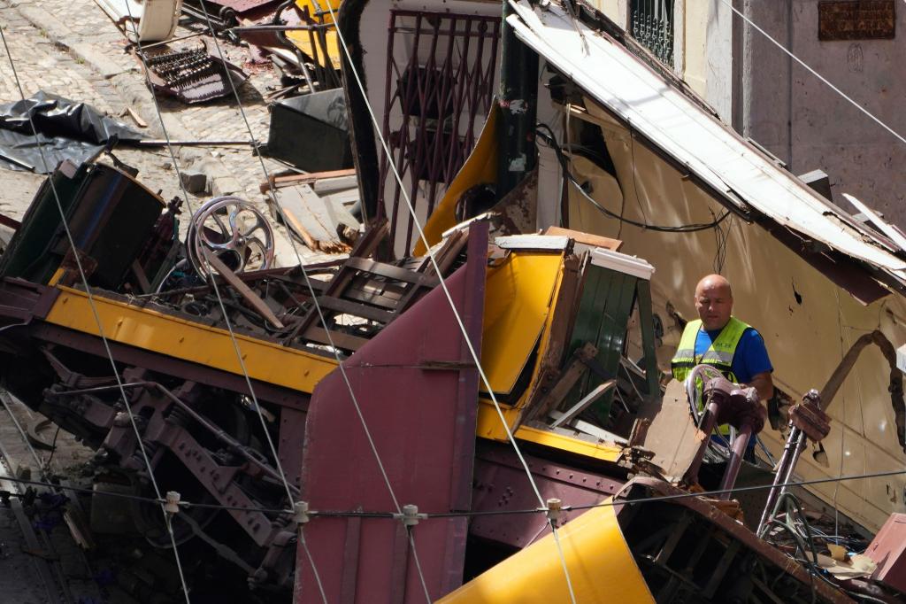 Bei dem schwersten Unglück dieser Art mit Standseilbahnen in Lissabon sind 16 Menschen ums Leben gekommen und 21 zum Teil schwer verletzt worden. - Foto: Armando Franca/AP/dpa