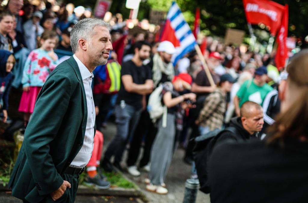 Tübingens Oberbürgermeister Boris Palmer (Parteilos, l) kommt zu seiner Diskussionsrunde mit dem AfD-Landesvorsitzendem Frohnmaier zum Austragungsort, der Hermann-Hepper-Halle, vor der eine Demonstration der Linken gegen die AfD stattfindet. - Foto: Christoph Schmidt/dpa