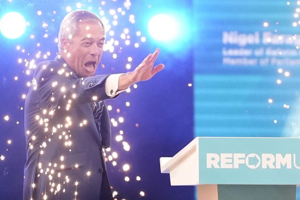 Farage wird von seinen Anhängern gefeiert wie ein Star. - Foto: Jacob King/PA Wire/dpa